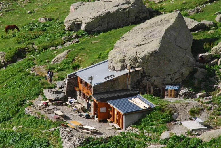 Refuge de la Pierre à Bérard : guide incontournable
