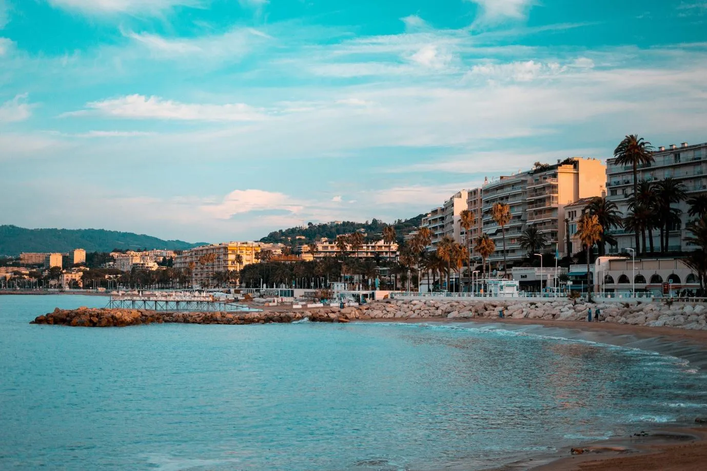Front de mer et plage de Cannes sur la Côte d'Azur